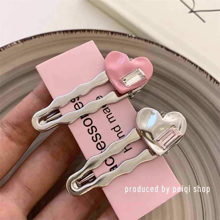 粉色爱心属发夹女2023新款高级感无痕发卡侧边刘海夹鸭嘴夹新款