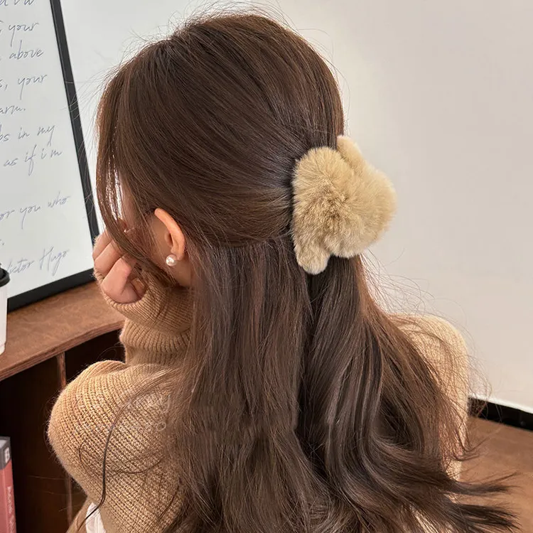 精致小巧~獭兔毛网红发夹女秋冬后脑勺盘发点缀抓夹高级感鲨鱼夹