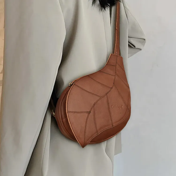 复古真皮胸包女网红百搭高级感小众设计包包女款女士斜挎包