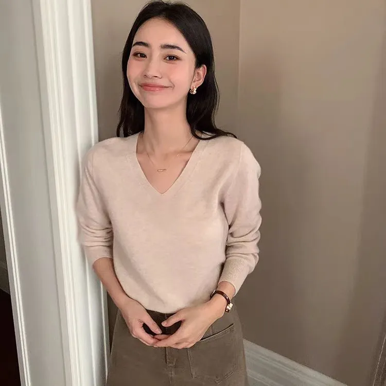 鄂尔多斯市100羊绒衫女款V领宽松套头内搭纯色慵懒打底衫秋冬款