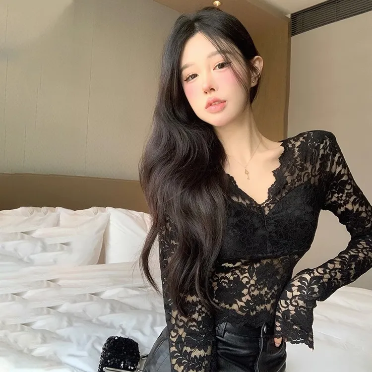 黑色蕾丝打底衫女2024年网红爆款内搭秋冬新款V领小衫长袖上衣
