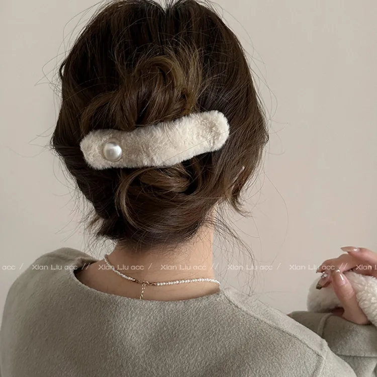 法式秋冬毛绒珠珠发夹女2023新款后脑勺鲨鱼夹气质高级感鸭嘴夹子