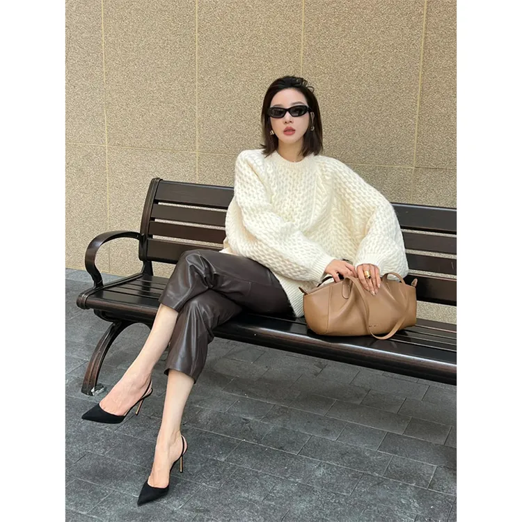 2025春季慵懒风粗毛线灯笼袖圆领气质毛衣女时尚高腰直筒显瘦皮裤