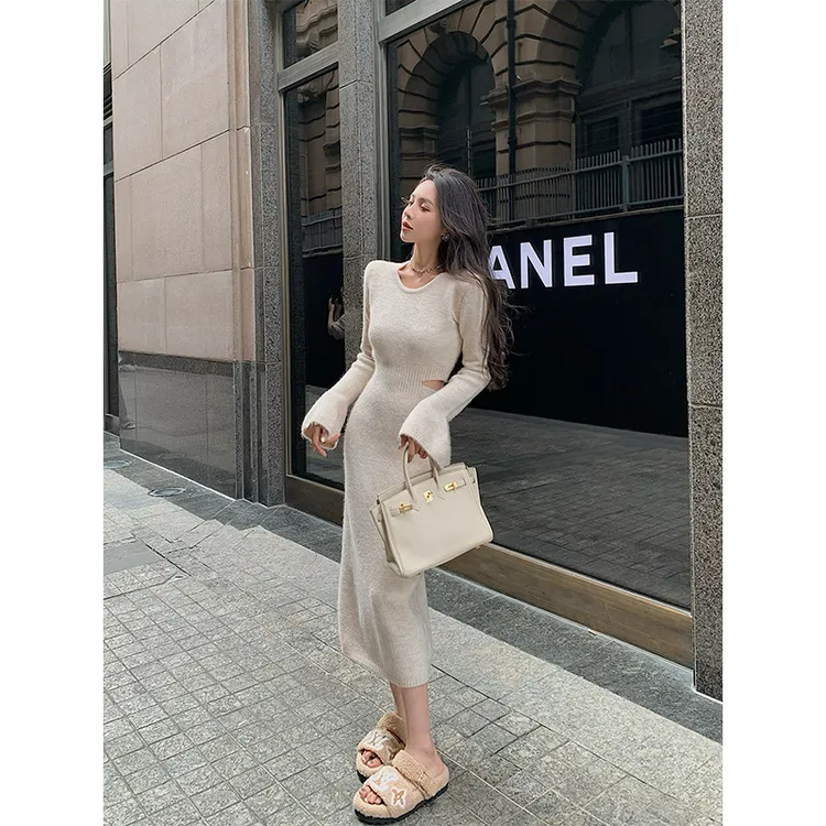 2025秋季新款高级感气质收腰中长裙法式设计感小众露腰针织连衣裙