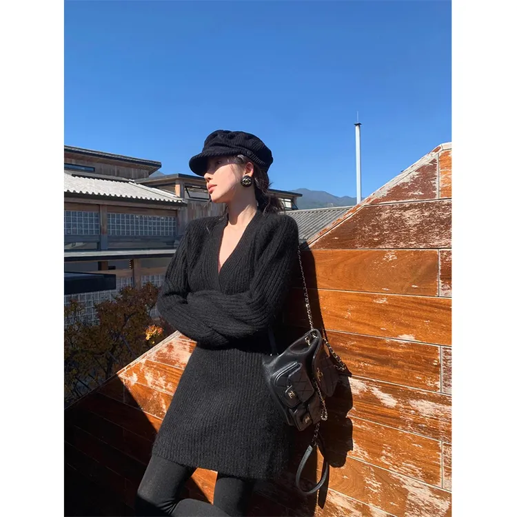 辣妹性感V领长袖针织连衣裙女春季2025新款修身显瘦收腰打底短裙