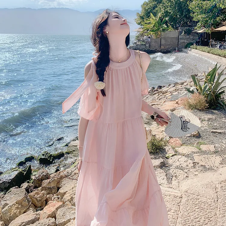 粉色露肩连衣裙夏季女2025新款防晒度假风宽松显瘦甜美长款挂脖裙