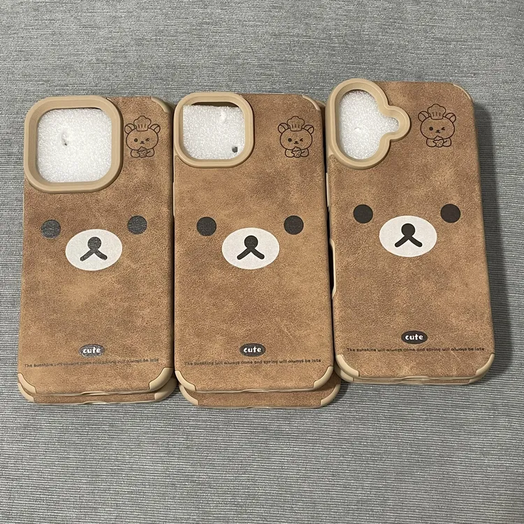 BANCA秋冬咖色轻松熊适用苹果16pro手机壳iPhone15翻毛皮14软13