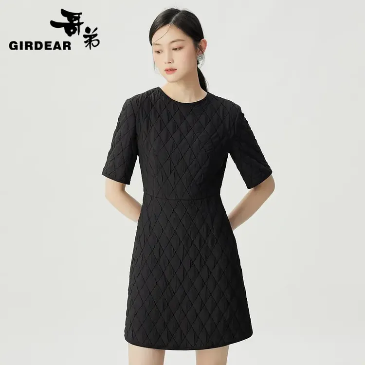 GIRDEAR/哥弟新款女装圆领精致绗缝菱格提花纯色连衣短裙1500495