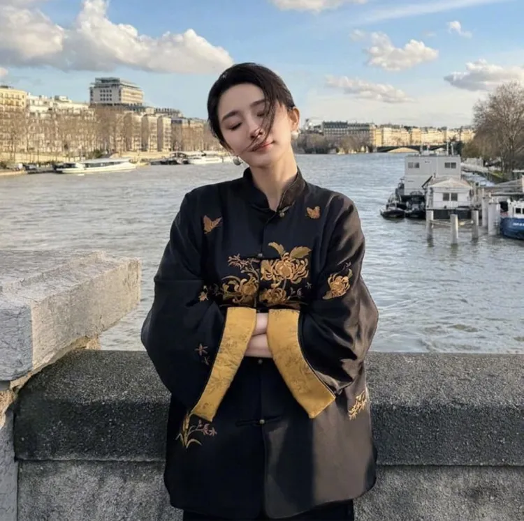 九月   杨幂同款   秋款新中式重缎老料刺绣新中式大袖口外套
