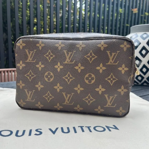 95新 LouisVuitton/路易威登 老花23洗漱23包时尚经典手拿包斜挎