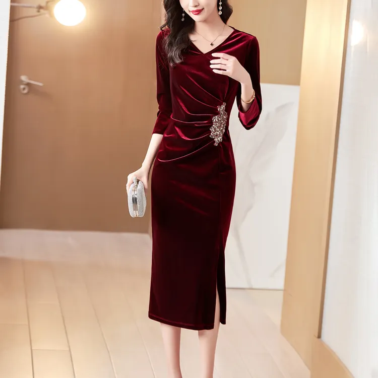酒红色金丝绒连衣裙女2024秋冬新款高档V领喜婆婆婚宴装礼服长款