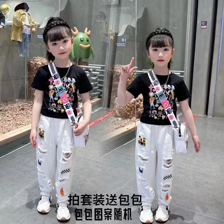 【伊美】女童卡通T恤破洞牛仔裤套装【套装送包包】