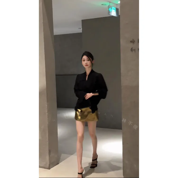 气质轻奢显瘦古典高雅小众设计感收腰衬衣+金色包臀裙