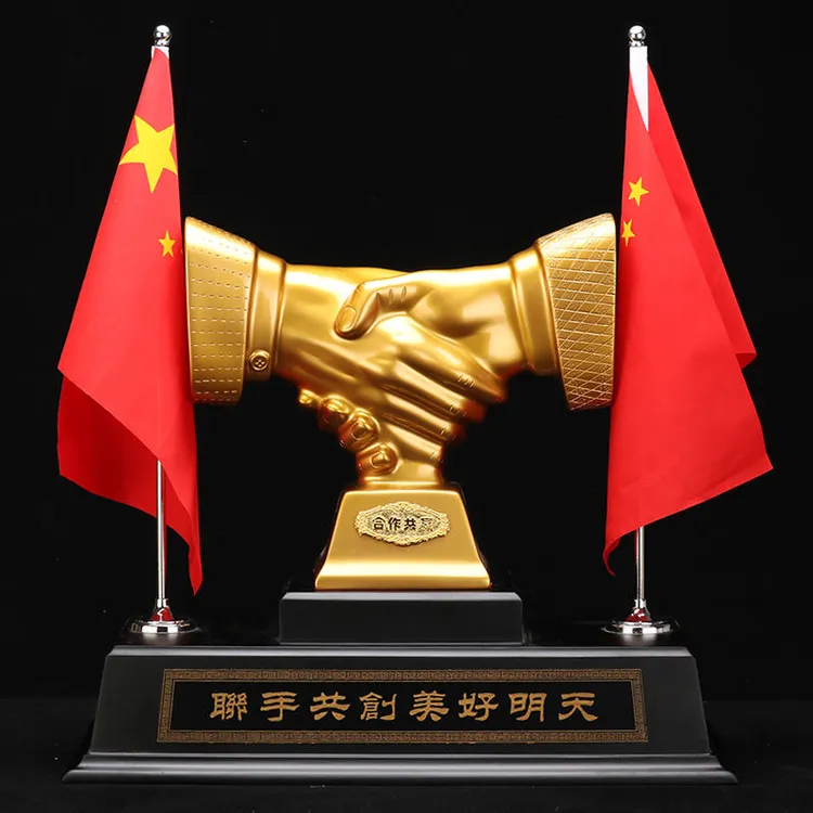 【华姐生活家居】诚信握手合作共赢土豪金办公室摆件公司开业工