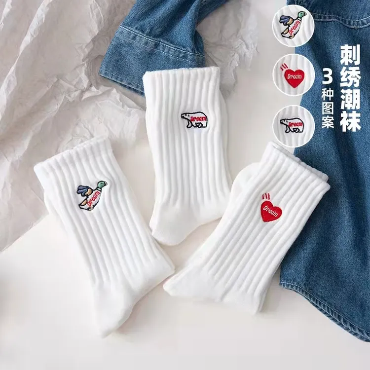 日系潮流北极熊刺绣中筒袜运动棉袜男女通用长袜百搭情侣白色