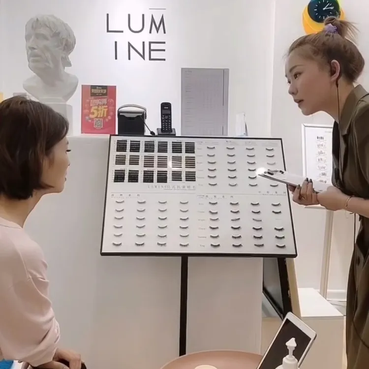 卢米奈美睫展示海报