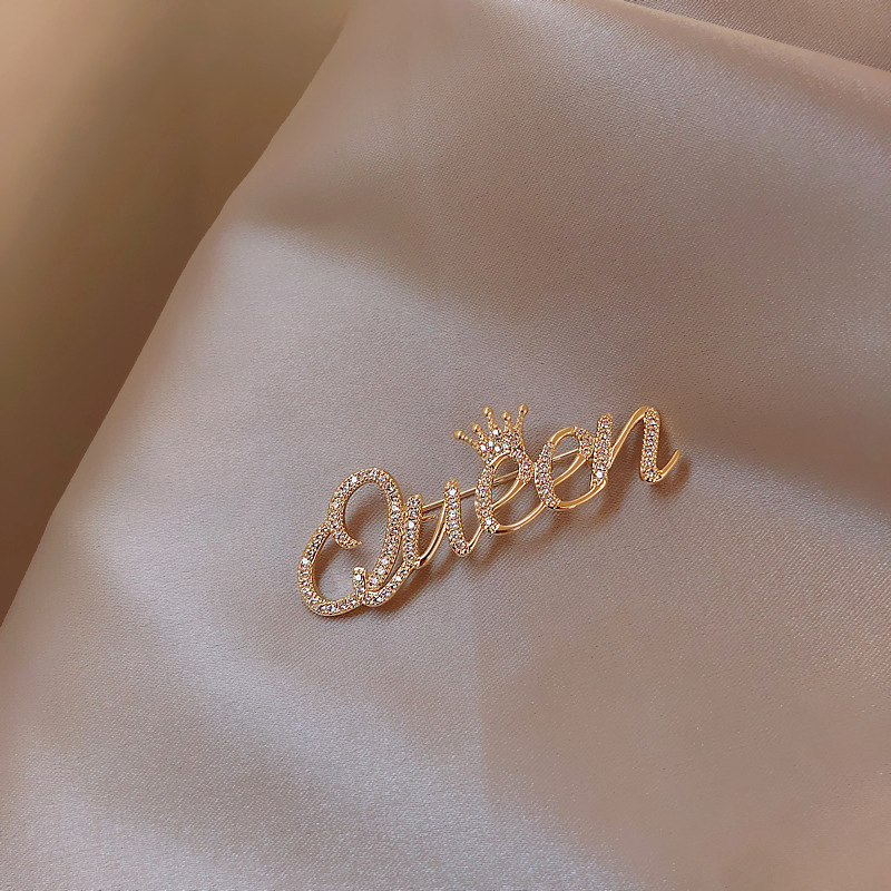 合金胸针 字母Queen女王气质新款高级感胸针防走光固定衣服别针