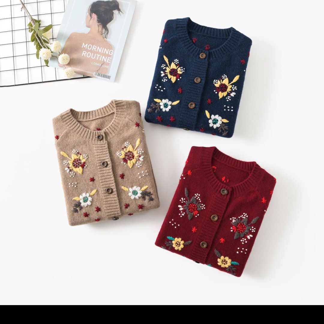 时尚洋气开衫宽松上衣羊绒圆领复古女士加厚绣花针织百搭秋冬卡通