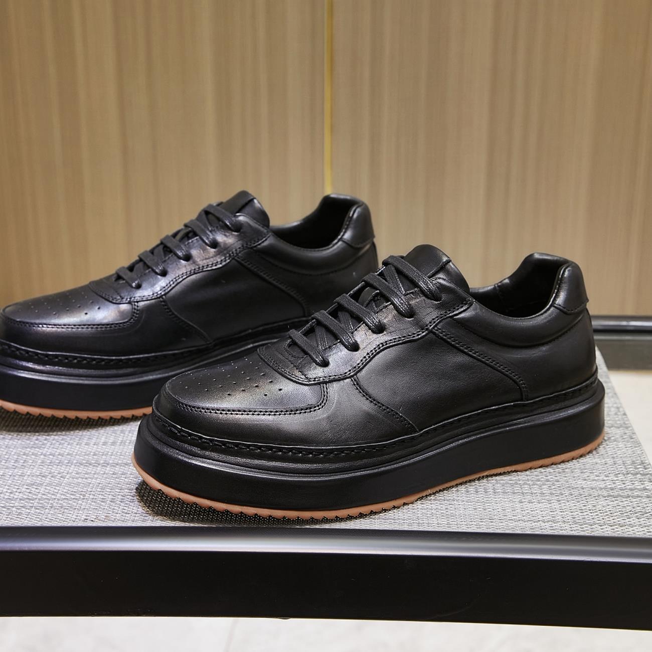 高档奢侈品马皮鞋2024春夏季透气百搭简约男士休闲板鞋男高级空军