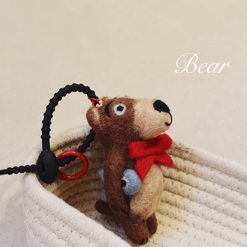 高品质抱鱼熊挂件手工制作羊毛毡包挂饰卡通情侣包包车挂可爱成品