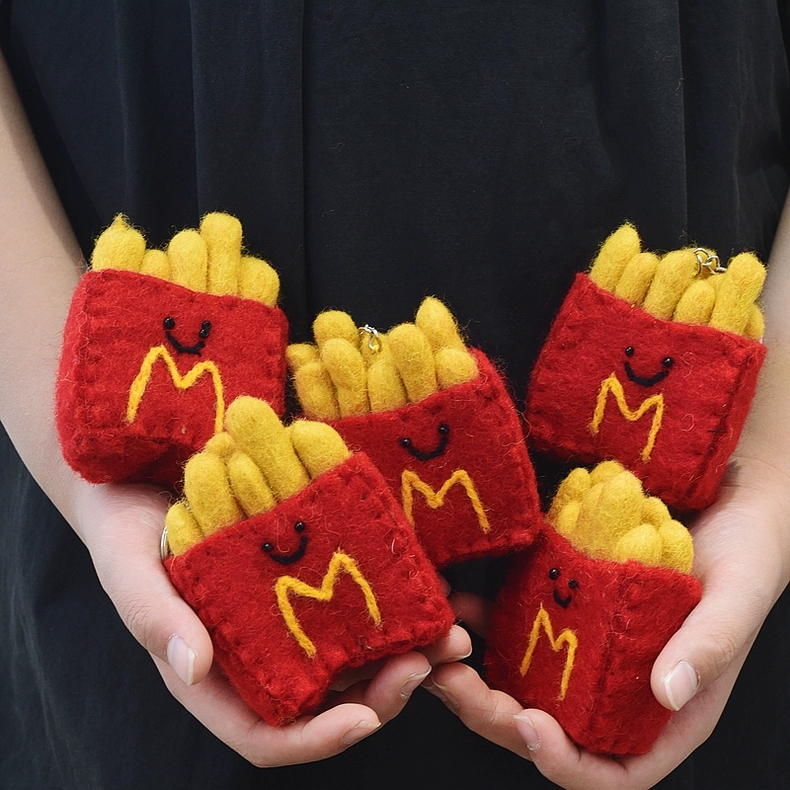 尼泊尔进口手工羊毛毡可爱薯条造型挂件钥匙扣男女情侣包挂饰礼物