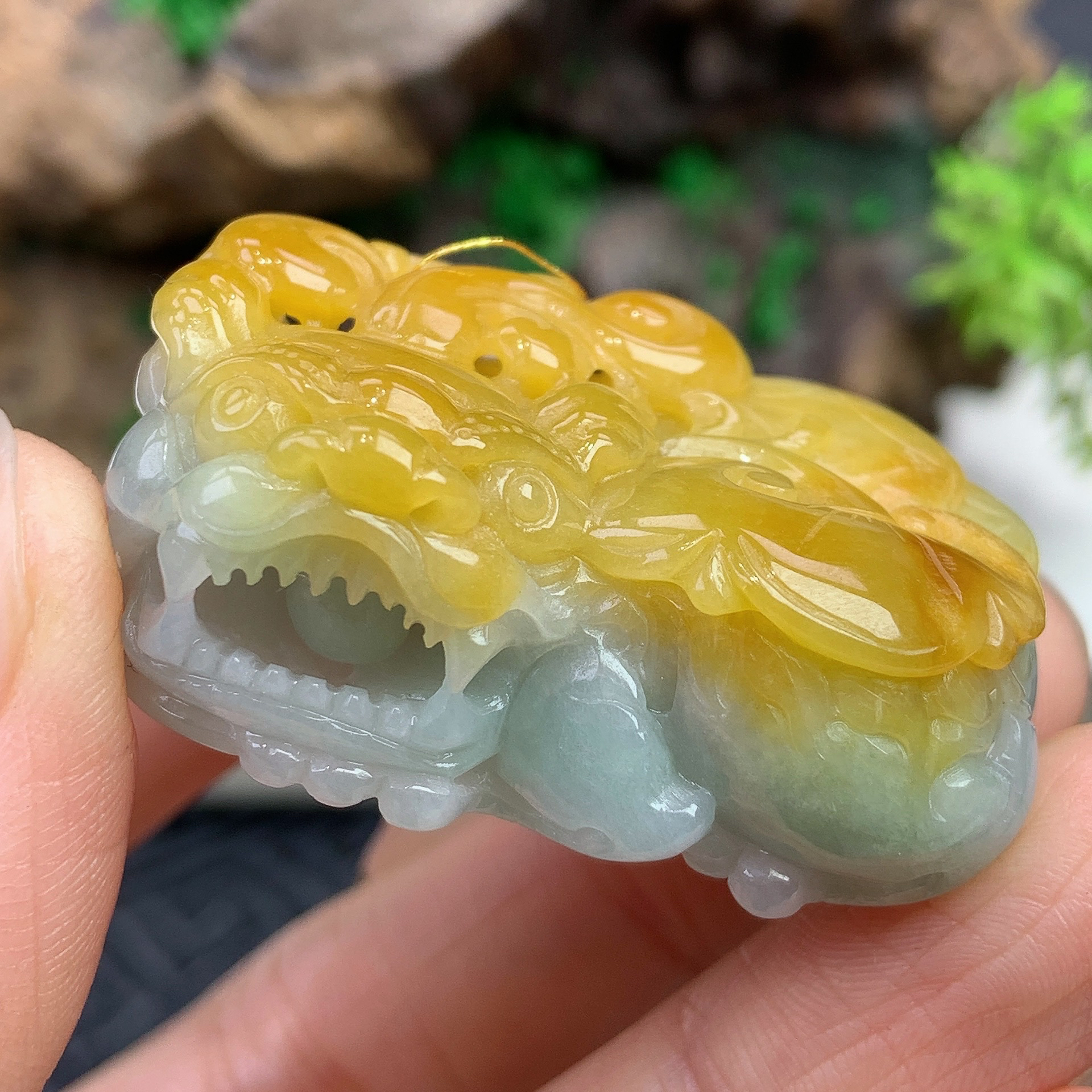 天然缅甸A货翡翠飘黄口含珠霸王貔貅吊坠，尺寸37-23.1-15.3mm