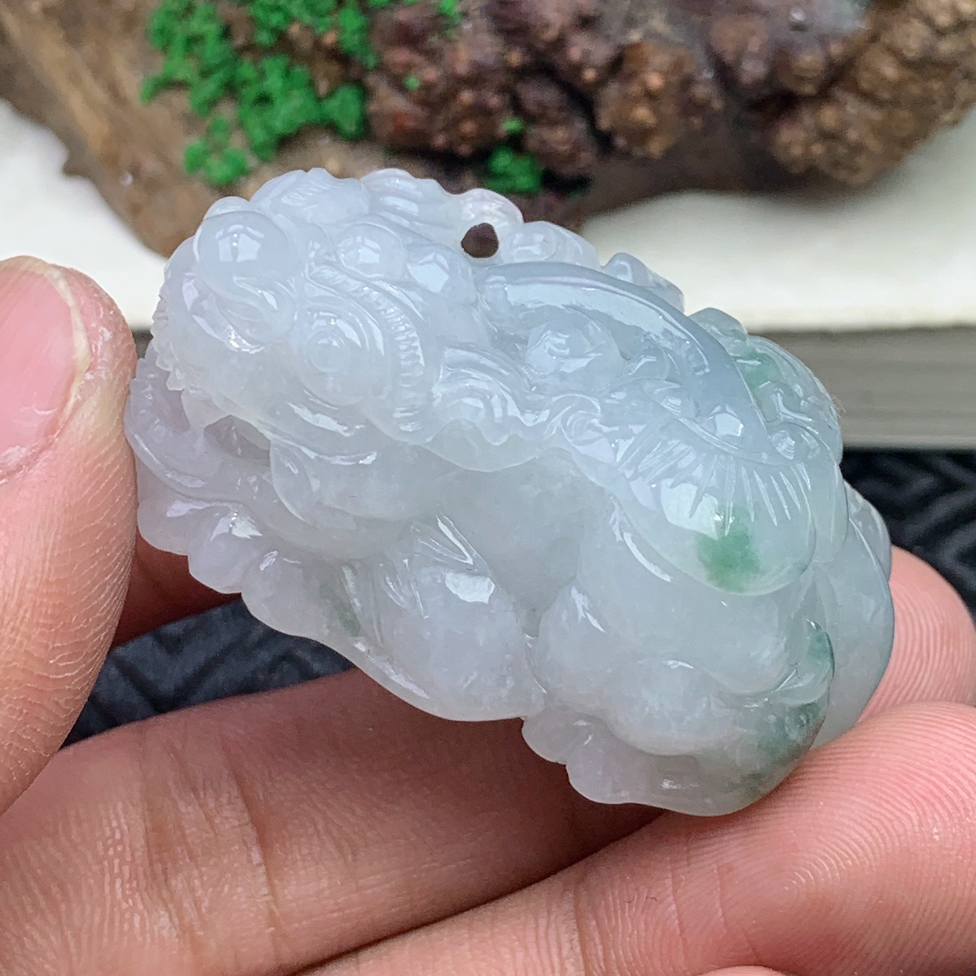 天然缅甸翡翠A货糯化冰飘花口含珠貔貅吊坠尺寸46.3x26.2x29.7mm