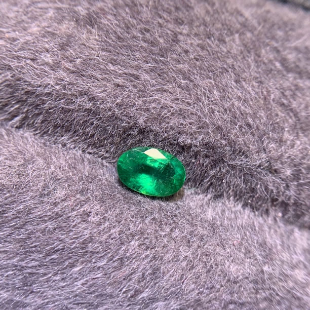 天然精品赞比亚VVG祖母绿裸石，主石4*6mm一颗42分玻璃体