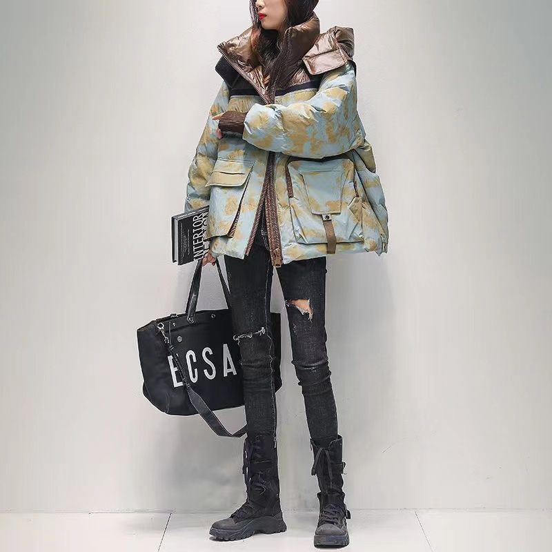 雪中飞反季新款女士短款羽绒服2023年韩版迷彩工装拼色连帽显瘦冬