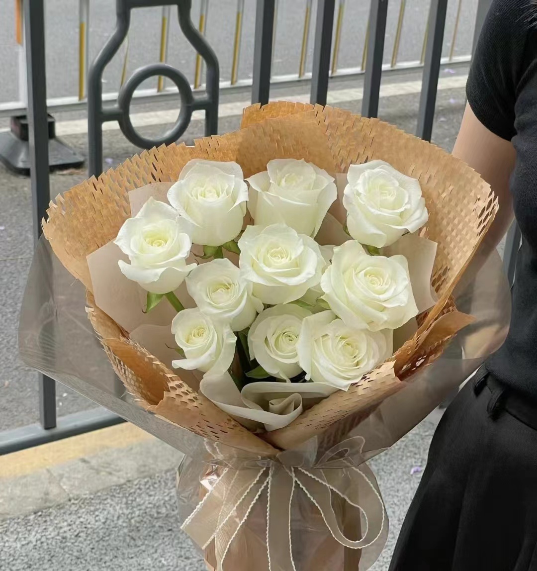    11枝白玫瑰花束