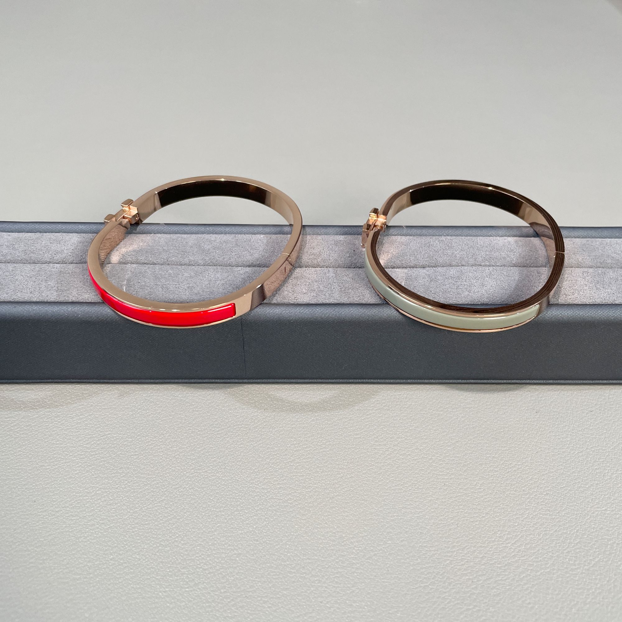 铜合金莫桑石手镯 429 设计师款轻奢高定窄版H红灰手镯