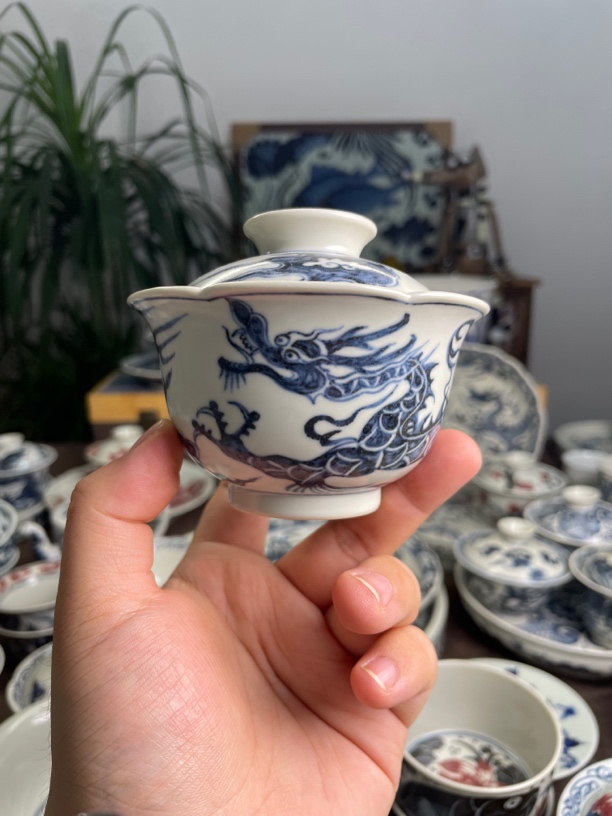 元青花铠甲龙葵口盖碗