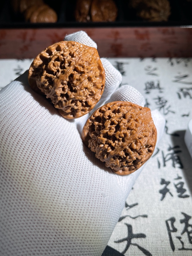 1027006打底款镶嵌精品对满天星狮子头文玩 尺寸:边39肚37高38