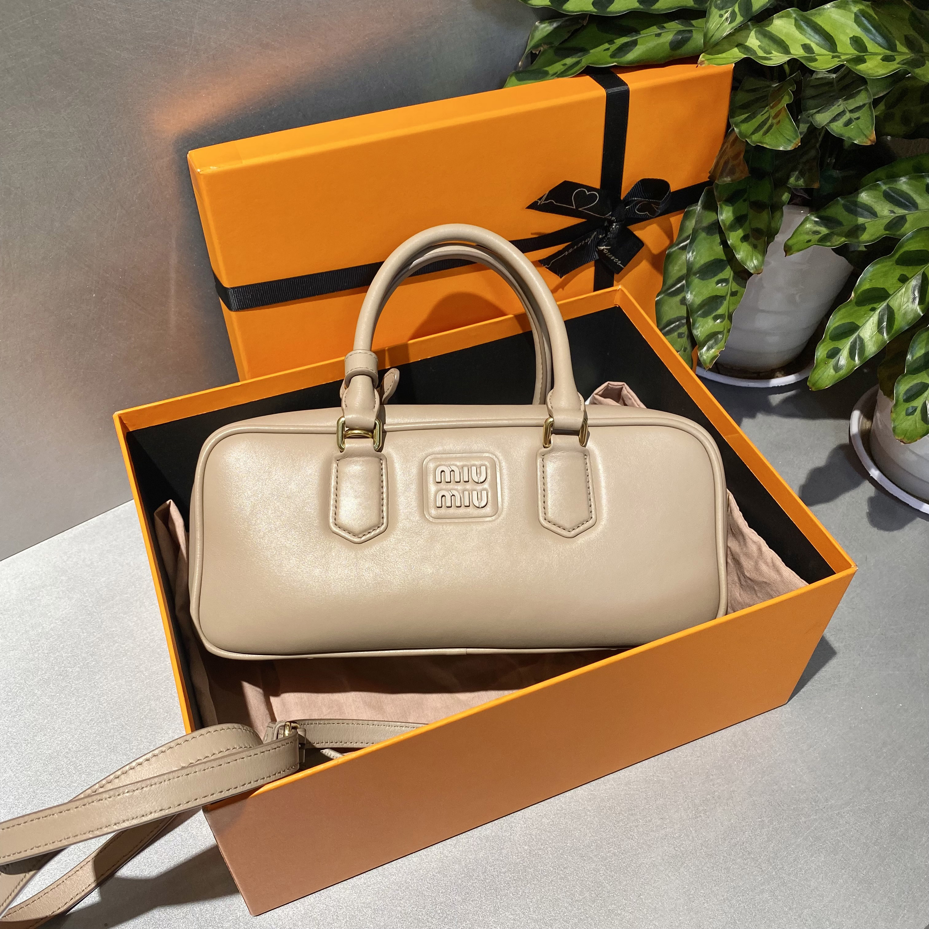 95新 MIU MIU/缪缪 缪缪   中号长款保龄球包 手提包