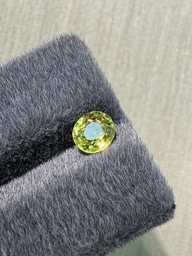 1.225ct天然榍石裸石 颜色美艳 ，晶体通透，火彩足