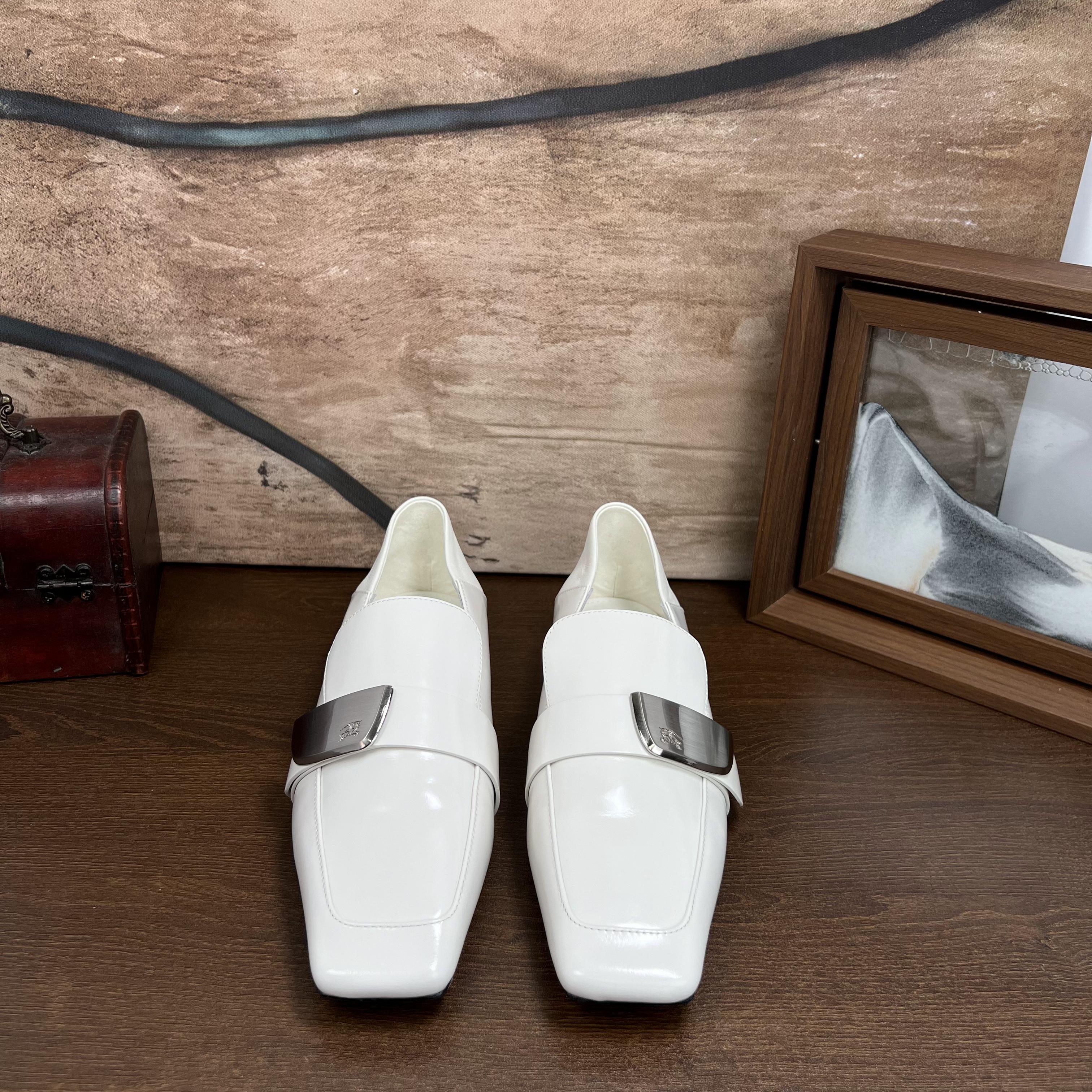 方头金属装饰矮跟单鞋女英伦风乐福小皮鞋