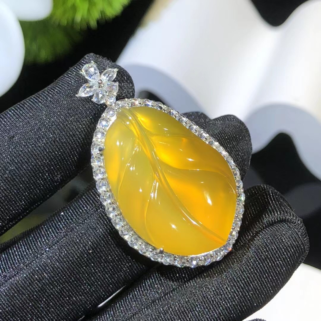 s925银饰镶嵌黄色玉髓精美手工雕刻叶子挂件女士款后开盖玉石吊坠