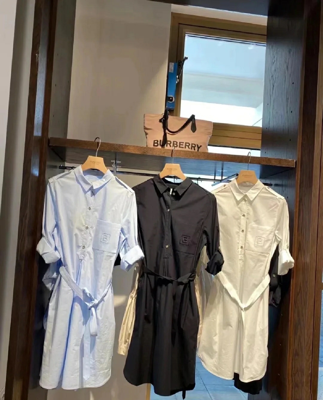 全新未使用 BURBERRY/博柏利 经典刺绣B女士衬衫裙显瘦时尚百搭