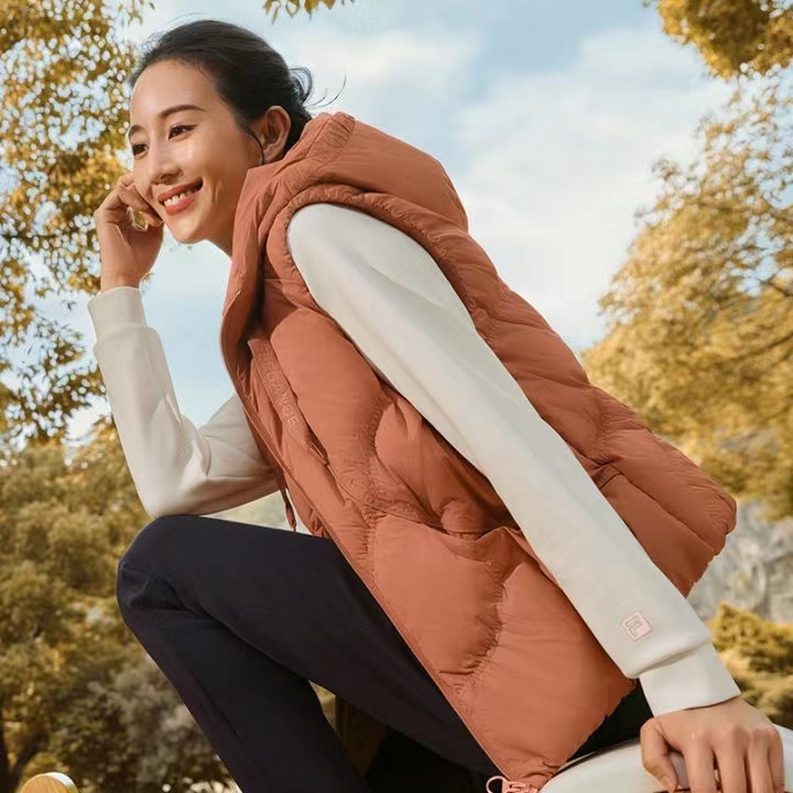 Fila/斐乐女耐磨保暖连帽羽绒马甲冬季A11W341902F