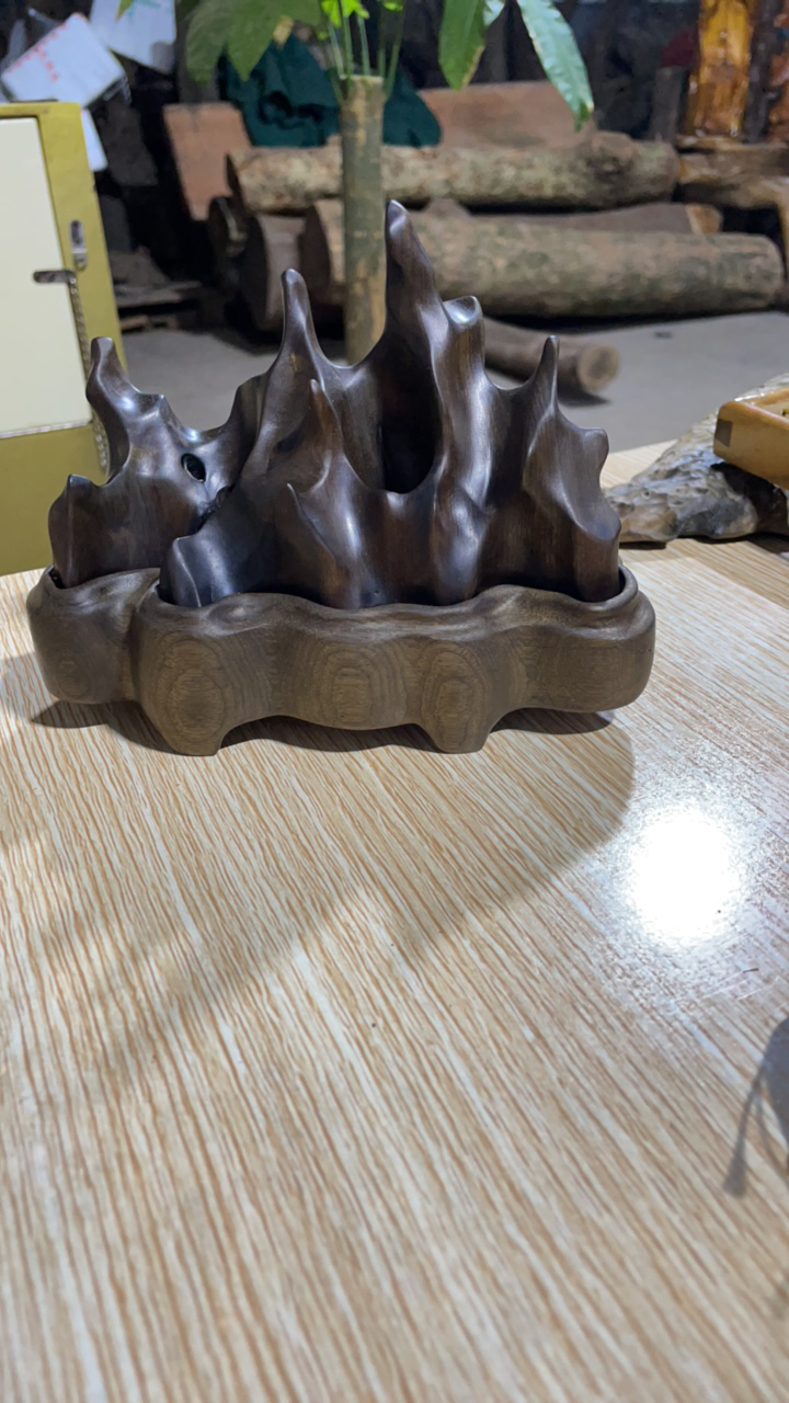 这款产品是一款由优质金丝楠木材制成的小型摆放式香炉哦