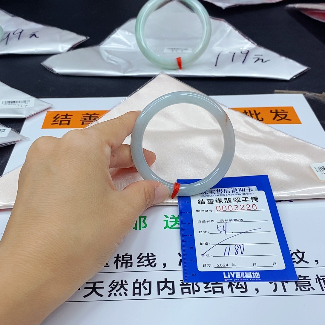 翡翠手镯未镶嵌翡翠手镯