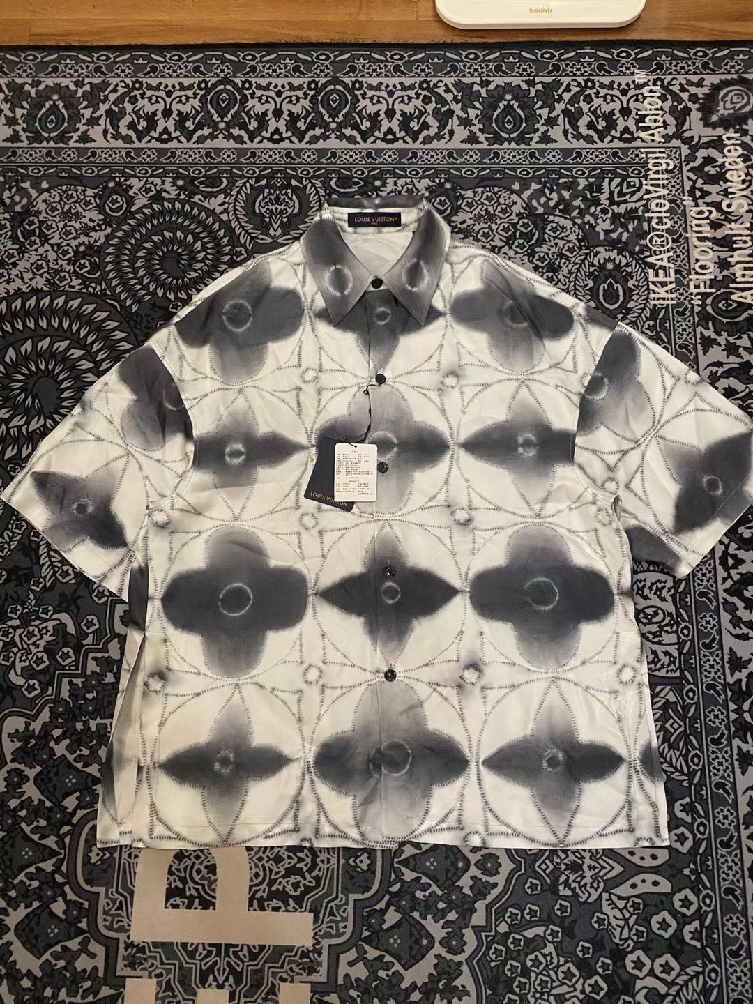 Louis Vuitton23新款渲染满印logo短袖衬衫os s号/全新/平台19786