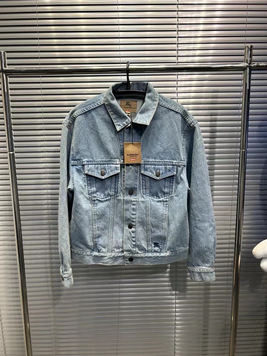 Burberry x supreme联名浅蓝色牛仔夹克s码/全新/平台10999