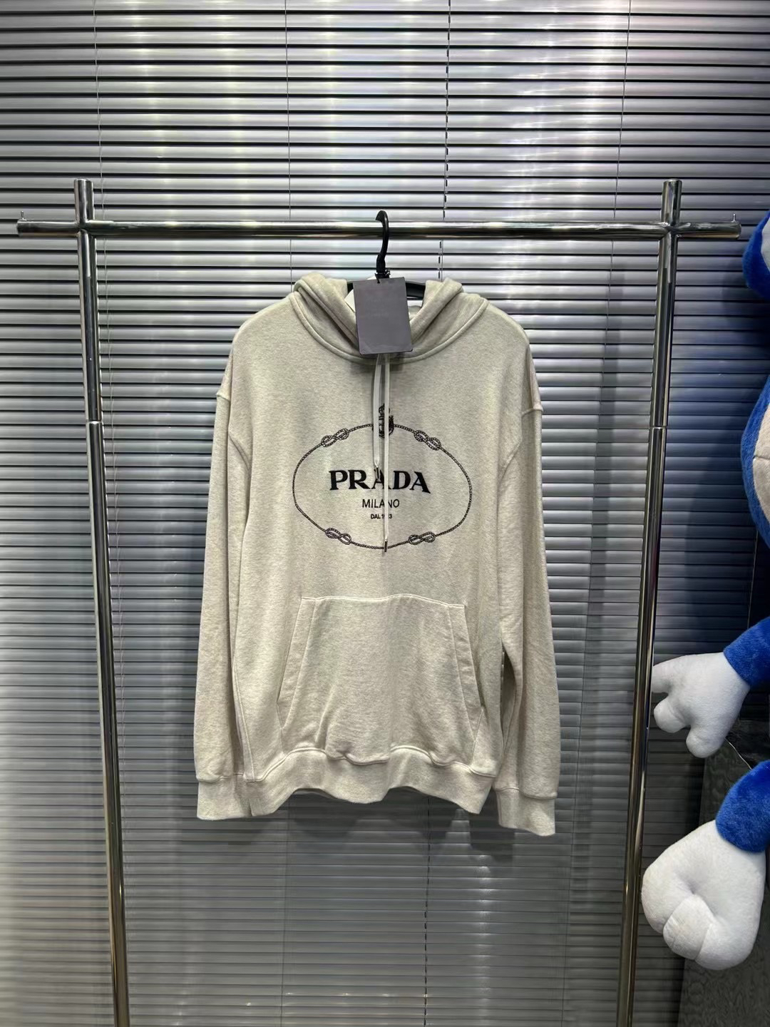 Prada 2023经典爆款 胸前字母logo 灰色帽衫 m码/全新/平台6499