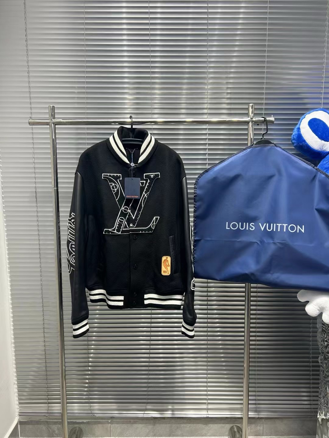 Lv联名NBA黑白前后字母刺绣皮袖棒球服 54码/物38999/全新