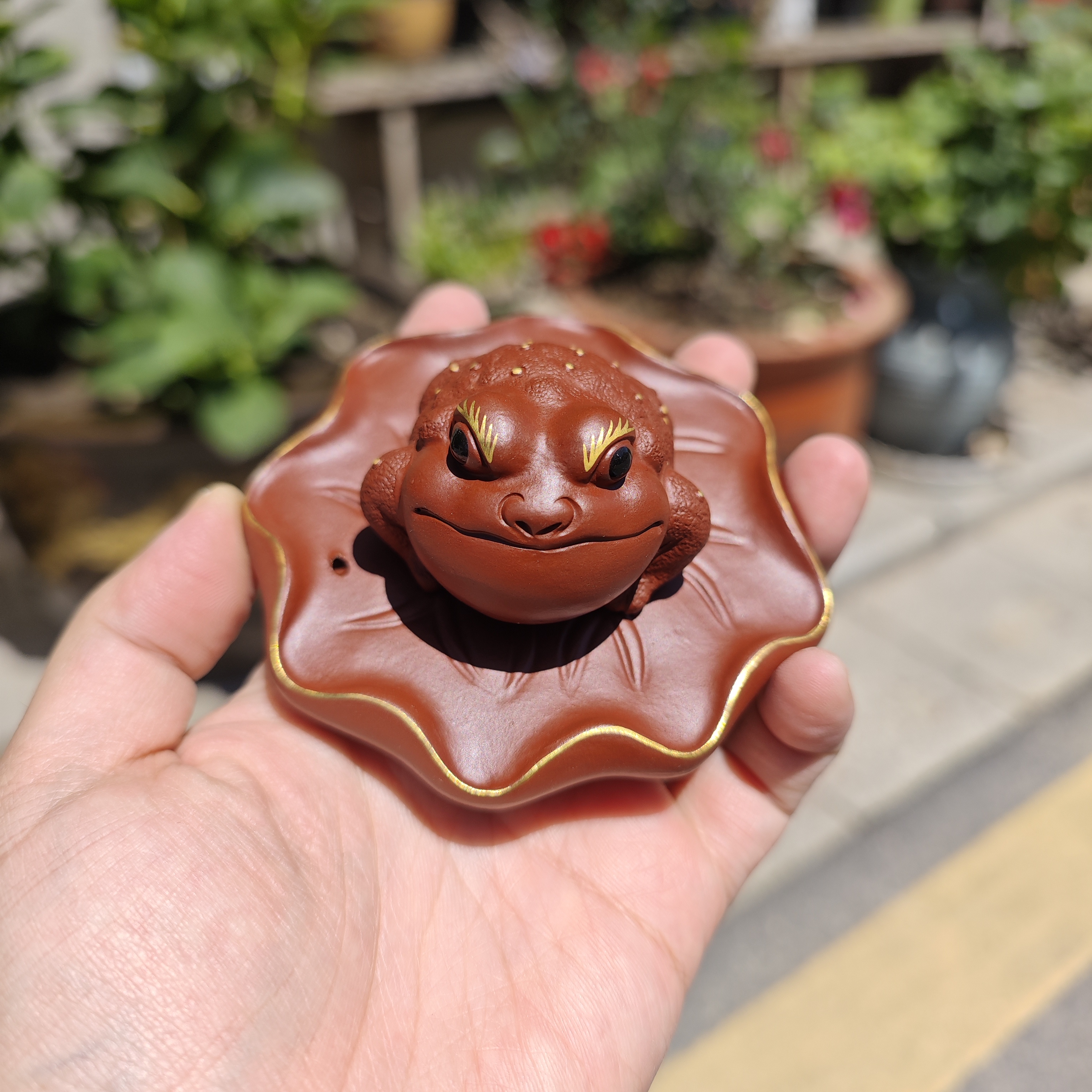 朱泥大红袍描金荷叶金蟾紫砂雕塑茶宠摆件