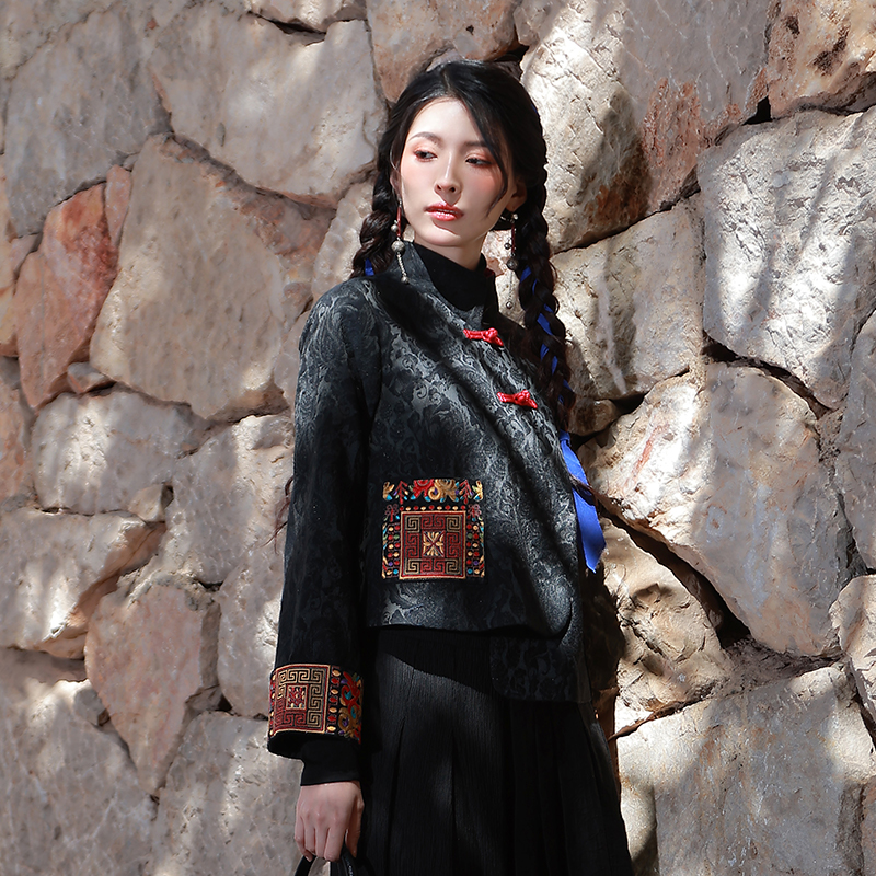 【新春宠粉价-黑云翻墨-现货】杨丽萍设计民族风刺绣立领长袖上衣