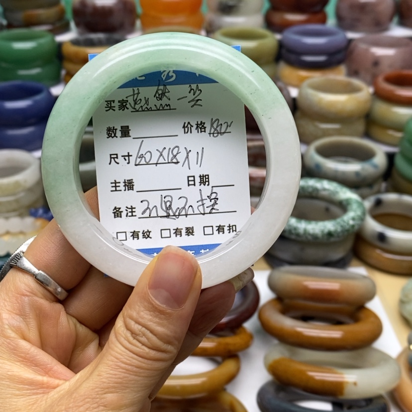 【闪购商品】石英质玉手镯未镶嵌燕****?