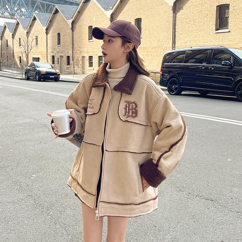 驼色刺绣仿羊羔毛外套女冬季2023款设计感小众加厚皮毛一体棉服潮