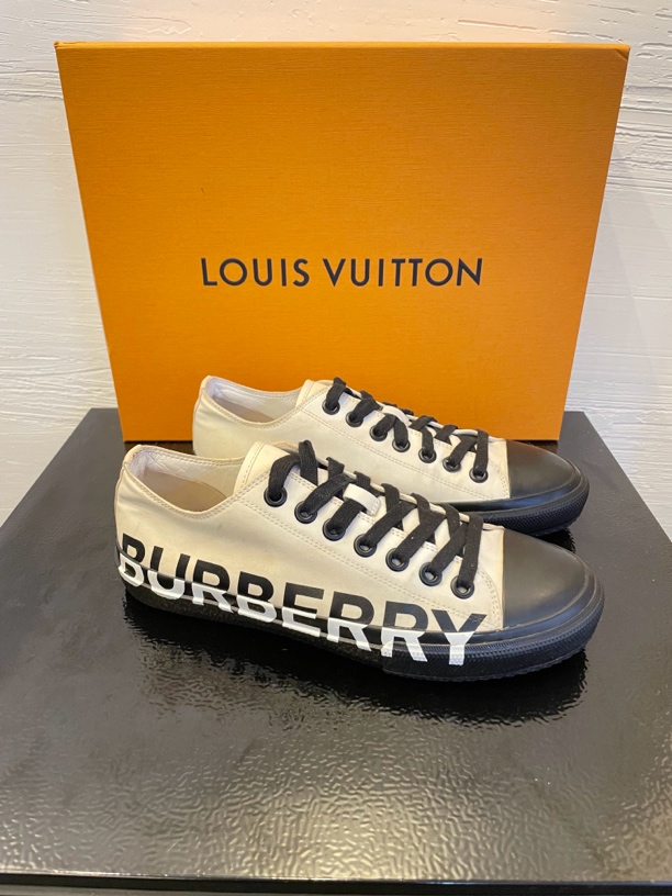 95新 BURBERRY/博柏利 博柏利 大logo经典白色休闲板鞋 40码 98新